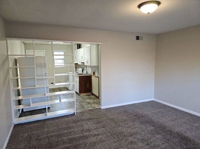 Building Photo - Newly renovated 2 bedroom, 1 bath duplex i...