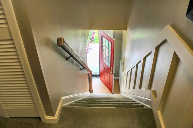 Building Photo - Charming 3-Bedroom, 2.5 Bath SFH with Fron...