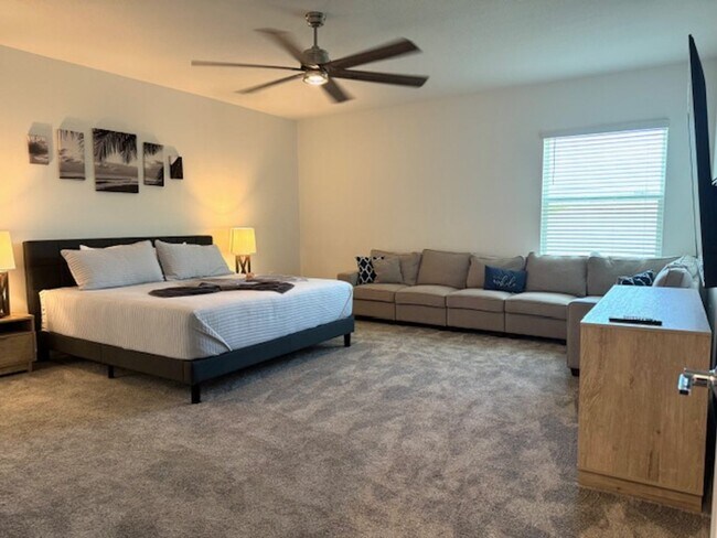 Building Photo - Spacious 4 bedroom 2.5 Bath, Fully Furnish...