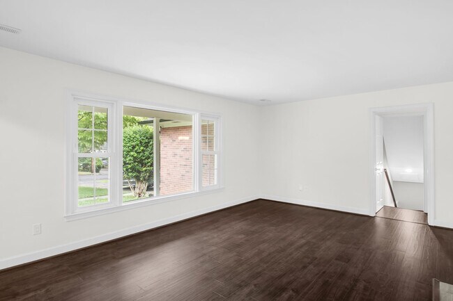 Building Photo - Beautiful 3 bedroom 2 1/2 bathroom Home with a Fenced-in Backyard in Winston!