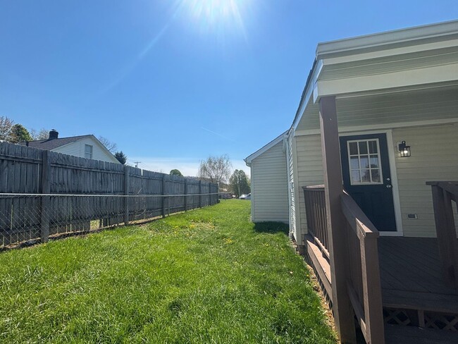 Building Photo - Radford, 2 BR / 1 BA, Available Now