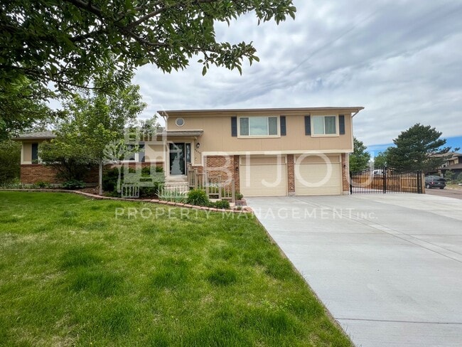Building Photo - Corner Lot Multi-Level Home