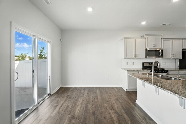 Building Photo - Stunning home, Move-in Ready!