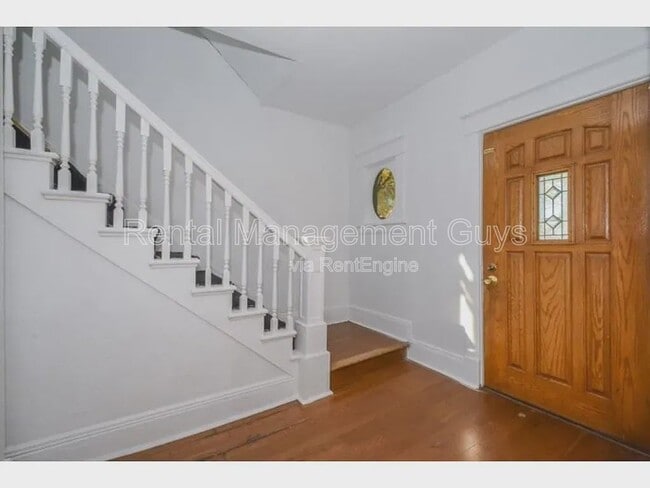 Building Photo - 650 Central Ave W