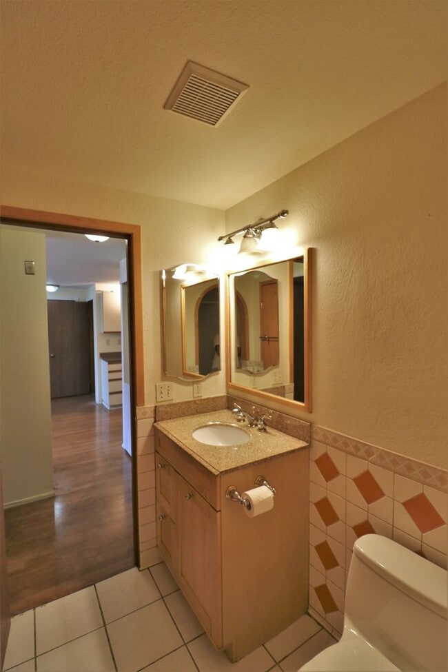 Building Photo - 2 Bedroom 1 Bathroom w/ Deck and Parking!