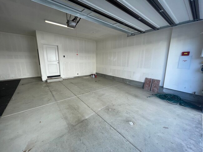 Building Photo - 8850 Olive Ln