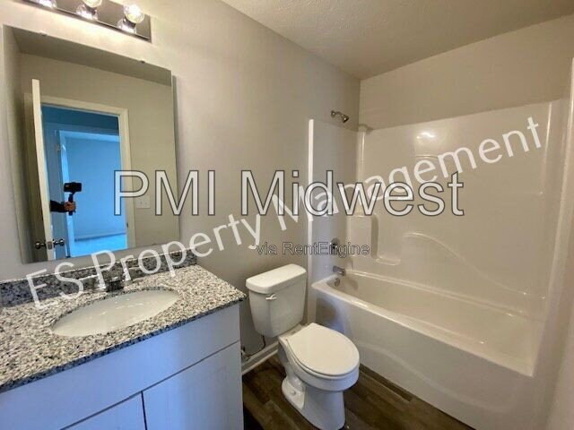 Building Photo - 2608 W Kings Cyn Dr