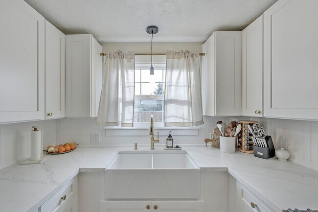 Building Photo - Charming Hillsboro Bungalow with RV Parking & Modern Upgrades!