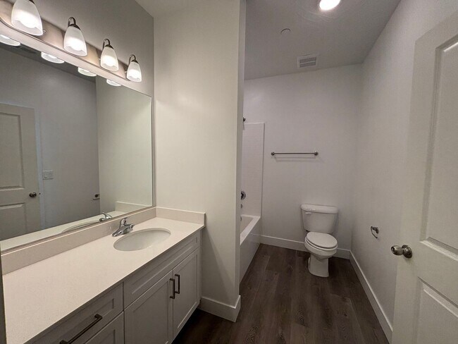 Building Photo - 1 BEDROOM APARTMENT FOR RENT IN DESERT COLOR!
