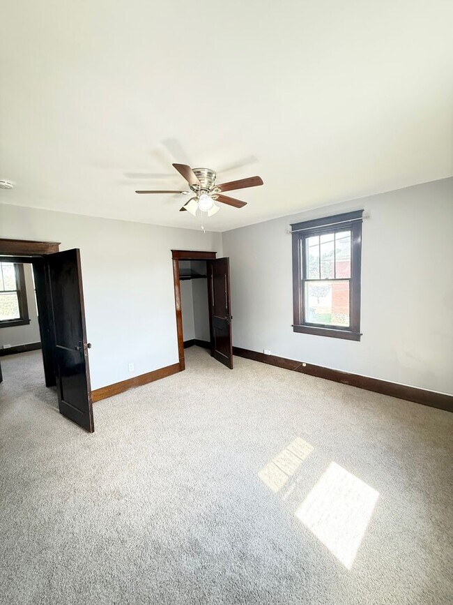 Building Photo - Updated 3 Bedroom 1 Bathroom in North Vers...