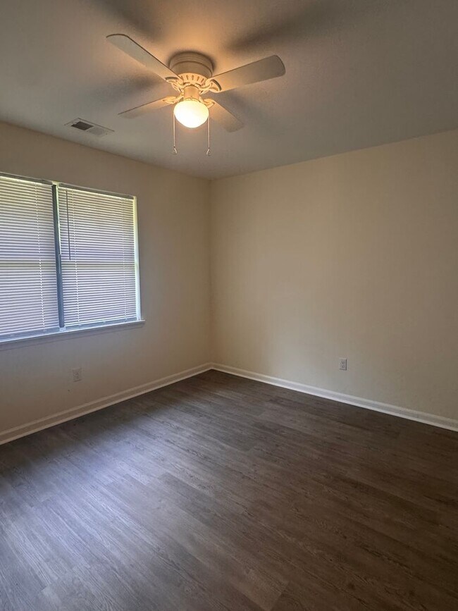 Building Photo - 1120 Sweetwater Cir