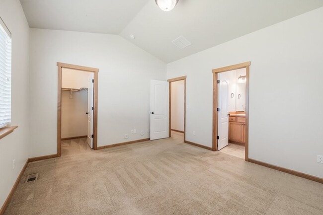 Building Photo - 3 bed 2 bath Crown Pointe Neighborhood wit...