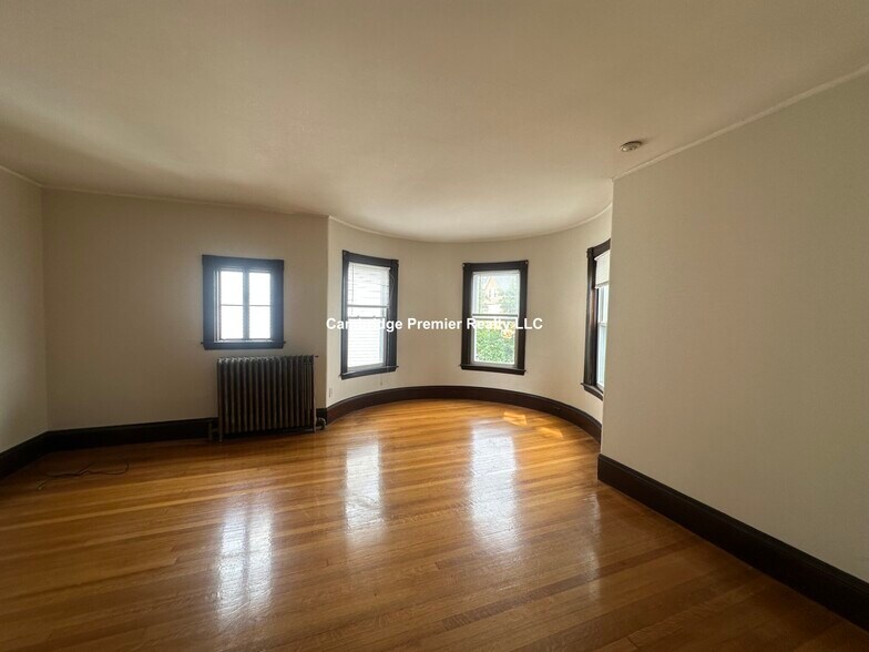 Primary Photo - 72 Thurston St