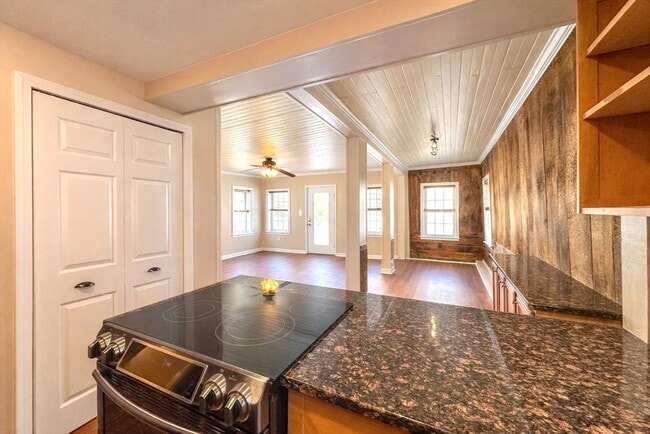 Building Photo - 100 Water St