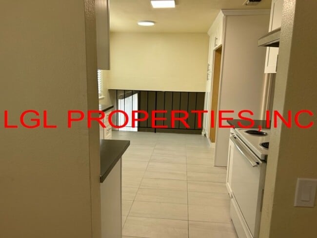 Building Photo - 1470 Pebblewood Dr