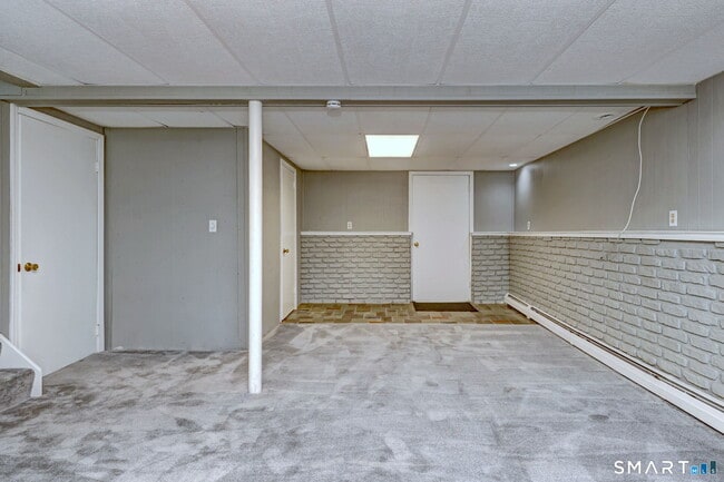 Building Photo - 68 Pond Hill Rd