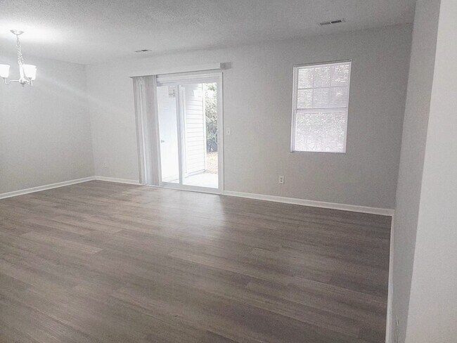 Building Photo - LOCATION, LOCATION, LOCATION! ONLY MINUTES TO WRIGHTSVILLE BEACH, CENTRAL TO ALL ILM HAS TO OFFER!!!