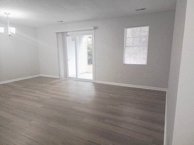 Building Photo - RENT SPECIAL! HAWTHORNE PARK GROUND LEVEL CONDO