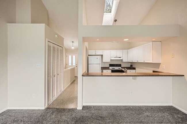 Building Photo - 2 Bedroom, 1 1/2 Half Bath, End Unit Townhome!