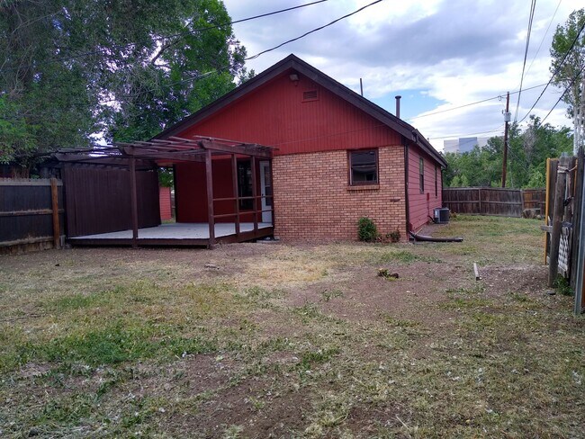 Building Photo - Charming 2 Bedroom 2 Bath w/ Large Yard, 1 Car Garage and Central Air/Heat
