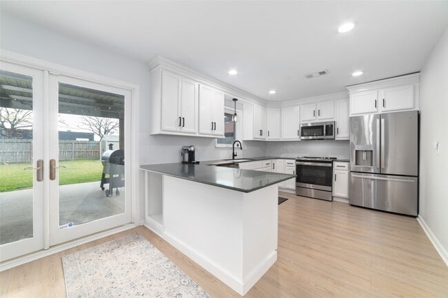 Building Photo - 6435 Woodbrook Ln