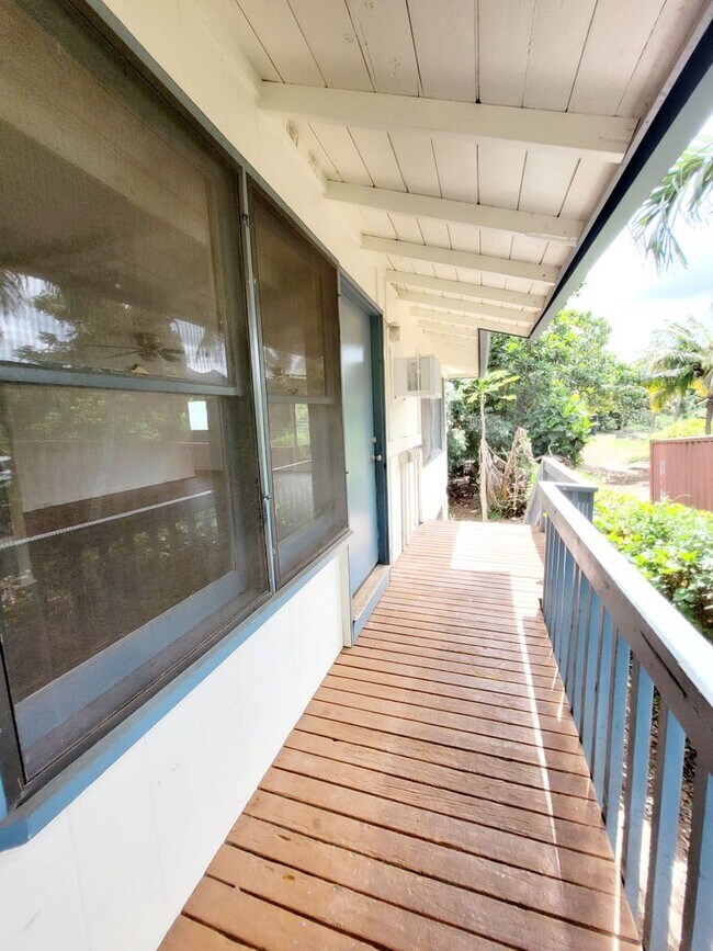 Building Photo - AVAILABLE NOW | 3 BED, 2 BATH HOME | Location: North Shore | Drive Up Parking Spaces, & Large Enc...