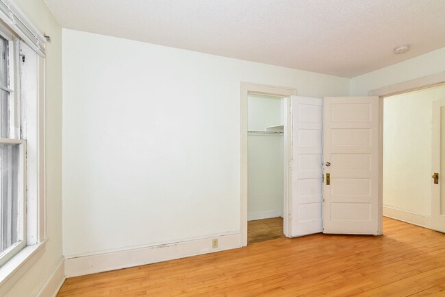 Building Photo - 509 6th St SE