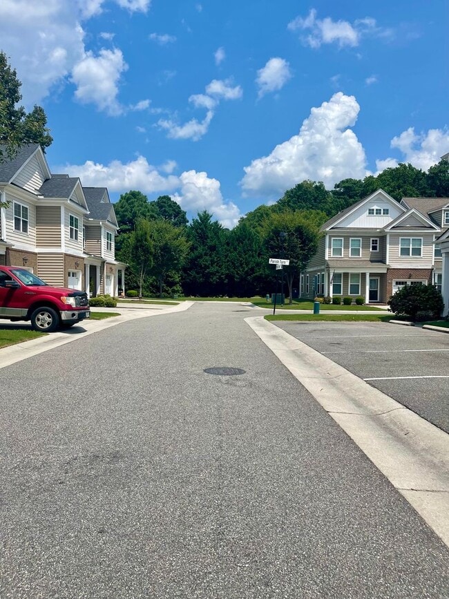 Building Photo - Stunning VB Townhome Style Condo