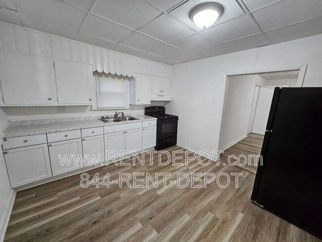 Building Photo - 109 E Eichel Ave