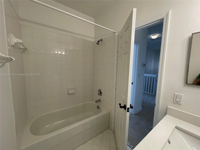 Building Photo - 968 NE 41st Pl