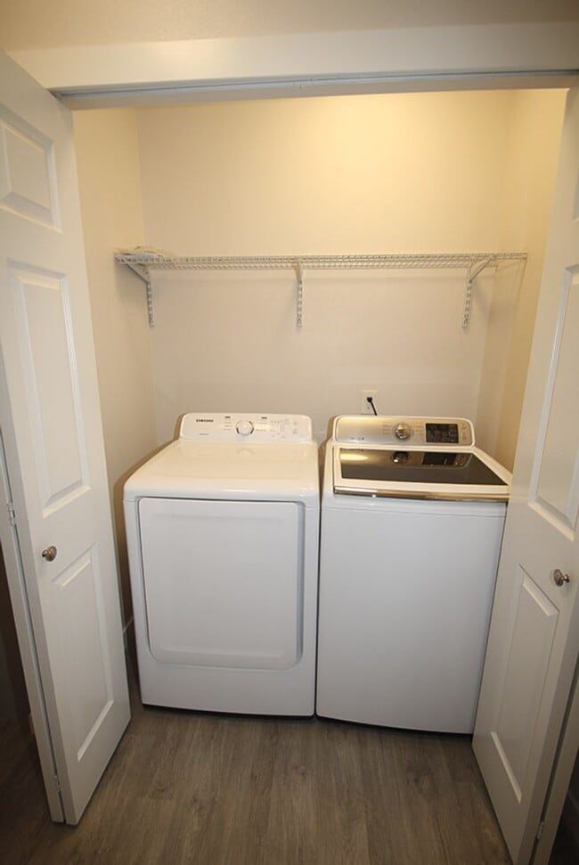 Building Photo - NEWER CONSTRUCTION 8 BEDROOM, 3 BATH HOME BY UW!