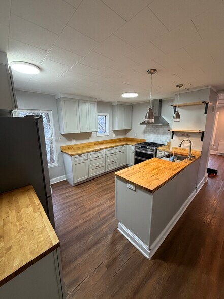 Primary Photo - 15 Essex St