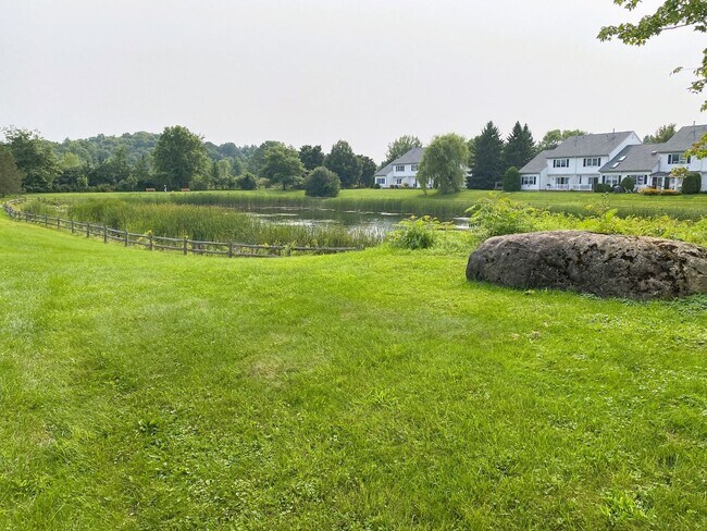 Building Photo - 4BD/1.5BA S. Burlington Townhome