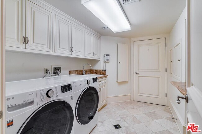 Building Photo - 6277 Sea Star Dr