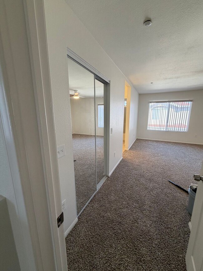 Building Photo - 547 Hart Dr