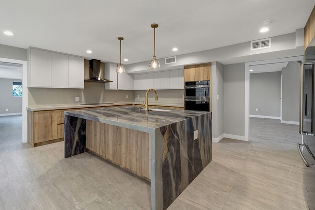 Building Photo - Stunning Remodeled 4-Bedroom Home in Exclu...