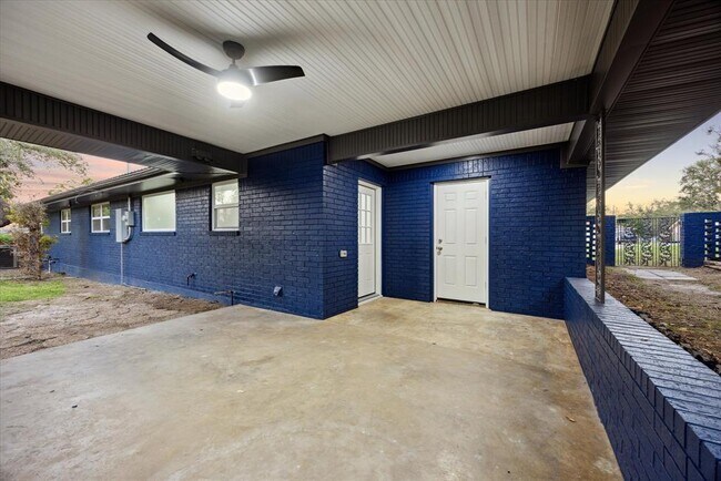 Building Photo - 1305 W 1st St