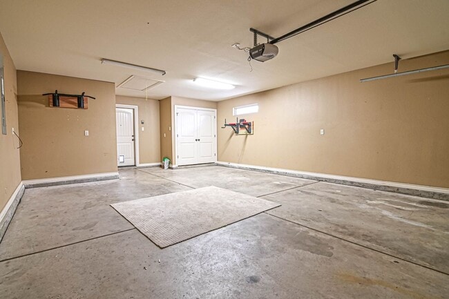Building Photo - 5811 Oak Creek Drive