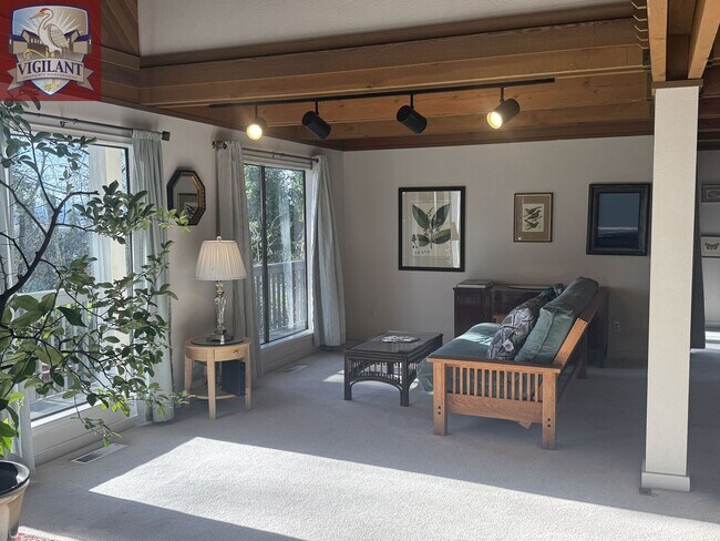 Building Photo - Amazing Furnished 4 bedroom home