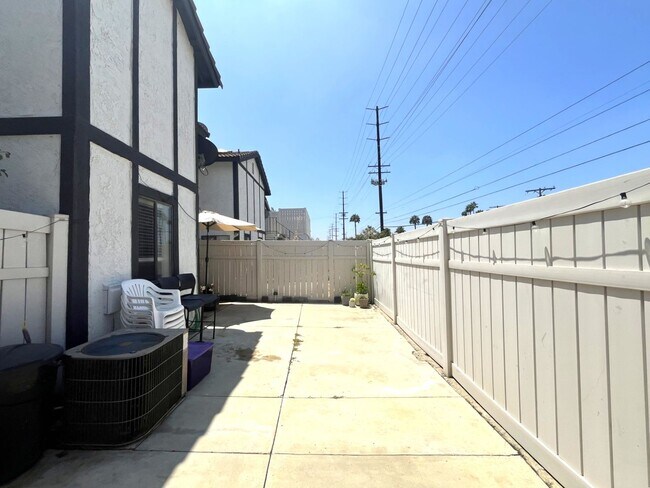 Building Photo - 2 bed, 1.5 bath in Riverside, CA!
