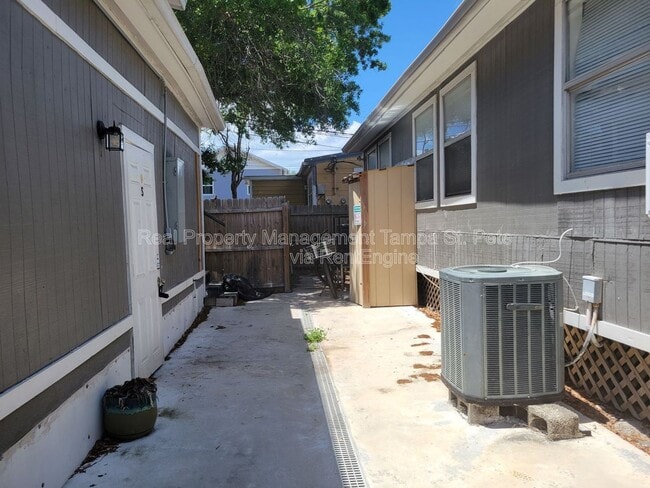 Building Photo - 618 17th Ave S