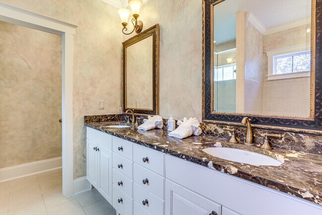 Building Photo - 166 21st Ave N