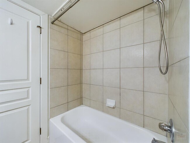 Building Photo - 711 W 32nd St
