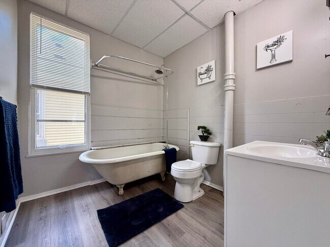 Building Photo - 280 Mason Ave