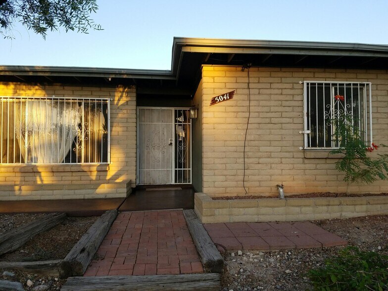 Building Photo - 5041 S Greenway Dr