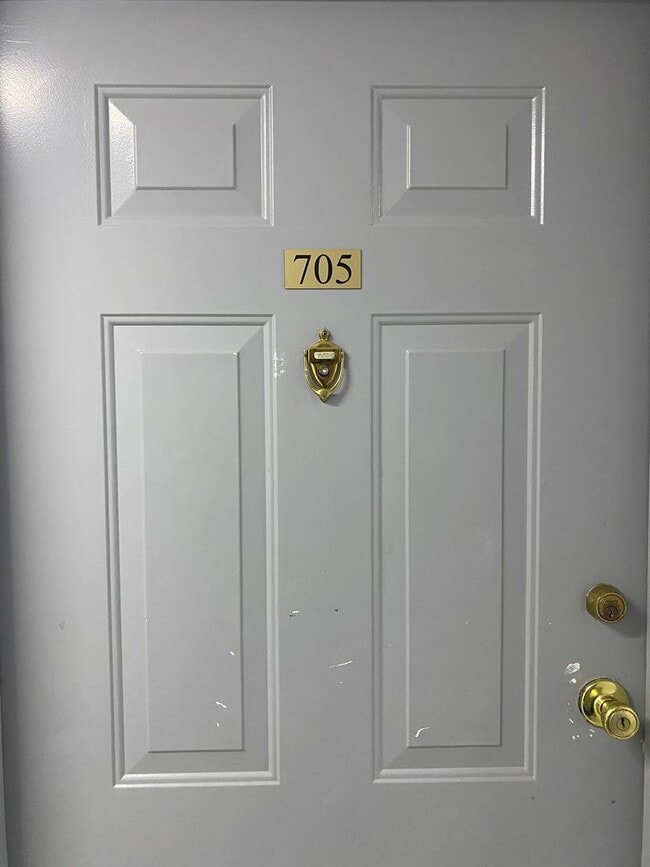 Building Photo - 1600 Park Cir