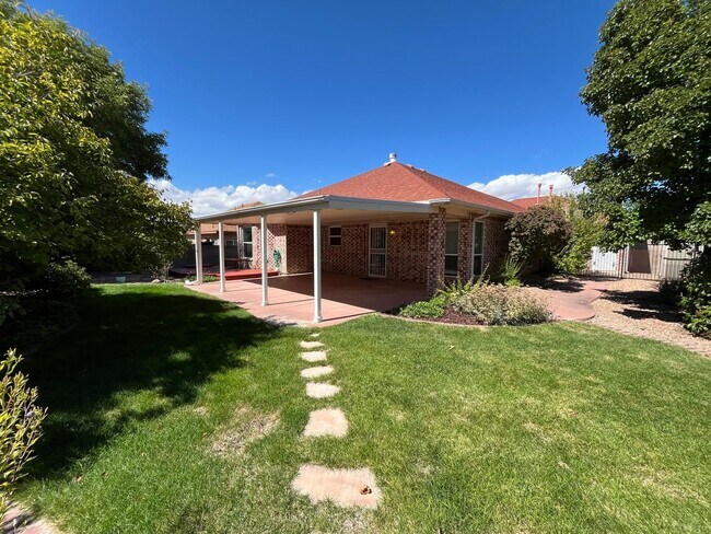 Building Photo - Quaint 3 Bedroom 2 Bathroom Home In Quinte...