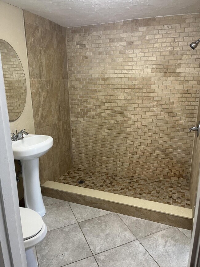 Building Photo - "Charming 3-Bed, 2-Bath Retreat on Seashore Drive – 1128 Sq Ft of Comfort!"