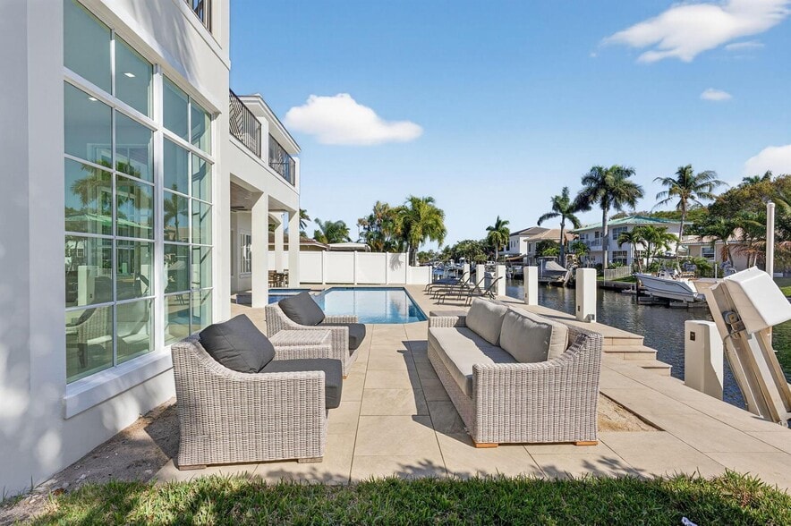 Building Photo - 310 SE 9th Ct