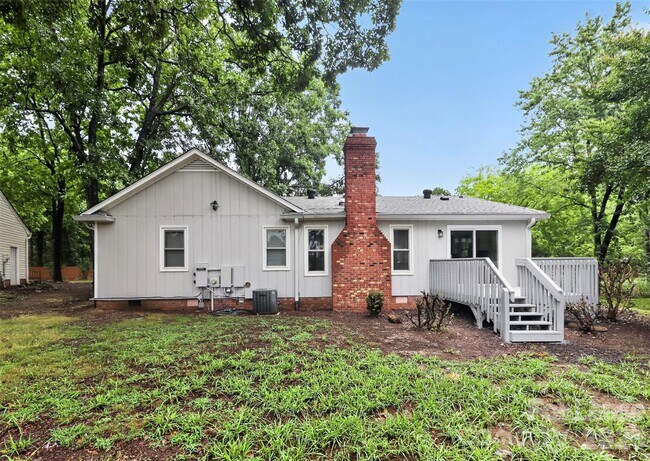 Building Photo - 11122 5 Cedars Rd